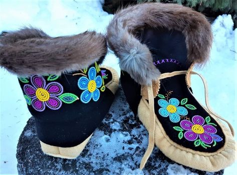 Whitehorse Yukon, Moccasin Pattern, Baby Shoes Diy, Beaded Moccasins, Girly Dp, Embroidery Bracelets, Graduation Cap Designs, Native American Crafts, Native Beadwork