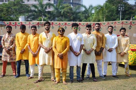 Haldi Ceremony Outfit For Men, Haldi Photography Ideas, Mehendi Photoshoot, Haldi Poses For Bride, Haldi Photoshoot, Mehendi Photography, Haldi Ceremony Outfit, Bride Photos Poses, Groom Photoshoot