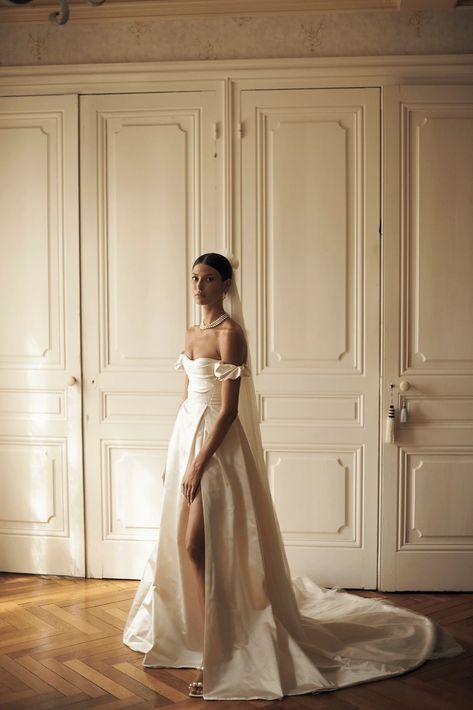 Beauty And The Beast Wedding Dresses, Italy Wedding Dress, French Wedding Dress, Vintage Italian Wedding, Bride Reception Dresses, French Country Wedding, Fairytale Gown, French Wedding Style, Provence Wedding