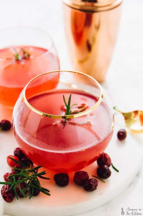 Cranberry Gin Fizz, Cranberry Cocktail Recipe, Infused Simple Syrup, Cranberry Simple Syrup, Resep Koktail, Rosemary Cocktail, Gin Fizz Cocktail, Cranberry Drinks, Fizz Cocktail