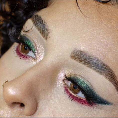 Simple red and green eye look Red And Green Makeup Christmas, Green Red Eye Makeup, Green And Red Eye Makeup, Elf Makeup Looks Christmas Simple, Red Green Eye Makeup, Green And Red Makeup Looks, Green And Red Eyeshadow, Red And Green Makeup Looks, Green Simple Makeup