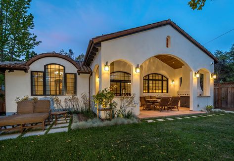 Spanish Style Garage Apartment, Spanish Style Barndominium, Small Spanish Style Homes House Plans, Mexican Bungalow, Small Hacienda Style Homes, Small Spanish House, Spanish Ranch Style Homes, Small Spanish Style Homes, Spanish Style Homes Plans