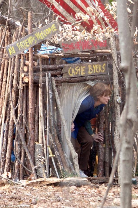 Winona Ryder looks youthful in a red wig as she films Netflix's Stranger Things Castle Byers, Stranger Things Halloween Party, Stranger Things Upside Down, Netflix Stranger Things, Winona Forever, Stranger Things Halloween, Stranger Things Season 3, Stranger Things Aesthetic, Will Byers