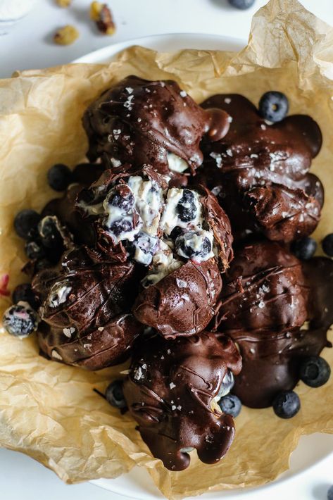 Nutritious Chocolate-Coated Blueberry Greek Yogurt Clusters - Hannah Magee RD Yogurt Chocolate Bites, Yogurt Clusters, Yogurt Chocolate, Blueberry Yogurt, Chocolate Yogurt, Chocolate Bites, Blueberry Desserts, Protein Desserts, Chocolate Coating