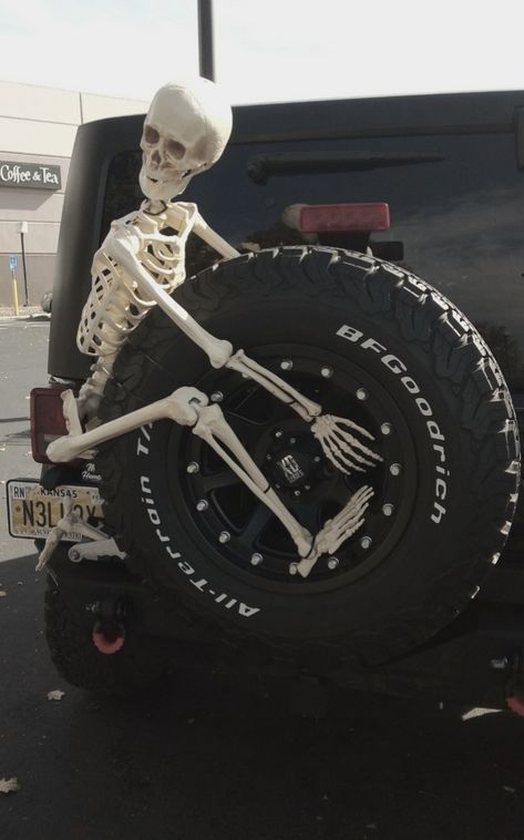 Fall Jeep Decorations, Jeep Skeleton, Jeep Halloween Decorations, Jeep Wrangler Halloween Ideas, Halloween Jeep Wrangler Decorations, Halloween Jeep, Jeep Decor, Jeep Wranger, Jeep Things