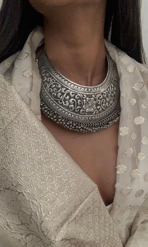 Looks like the charm of silver jewellery has not only taken over our feeds & minds, but our real brides' jewellery trunks too. If you are a regular WMG reader, you must have known that we have been going gaga over this jewellery trend a tad bit extra these days. Pretty Silver Jewelry, Mehndi Jewellery, Brides Jewellery, Heena Khan, Traditional Wedding Jewellery, Chunky Silver Necklace, India Shopping, Minimalist Bride, Traditional Indian Jewellery