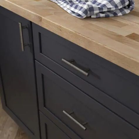 Whether you're remodeling your kitchen or bathroom, hardware is one area you shouldn’t overlook. If you have black cabinetry, here are some of the best hardware options. Black Hardware Kitchen, Black Door Pull, Navy Kitchen Cabinets, Black Kitchen Countertops, Black Cabinet Hardware, Black Kitchen Island, Bathroom Cabinetry, Black Kitchen Cabinets, Kitchen Cabinet Hardware