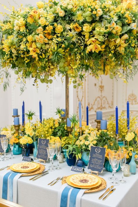 Beautiful yellow tablescape with flowers by WildAbout for a Van Gogh inspired styled shoot. Mediterranean Wedding Theme, Yellow And Blue Wedding, Starry Night Wedding, Van Gogh Inspired, Mediterranean Wedding, Tafel Decor, Blue Wedding Inspiration, Luxury Wedding Cake, Lucid Dreams