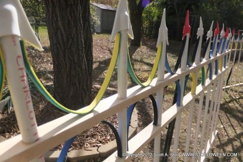 Faux wrought iron fence tutorial - straping, PVC pipe, and craft foam Diy Fence Ideas Cheap, Faux Wrought Iron, Rod Iron Fences, Halloween Fence, Halloween Budget, Addams Family Musical, Faux Iron, Wrought Iron Fence, Halloween Outside