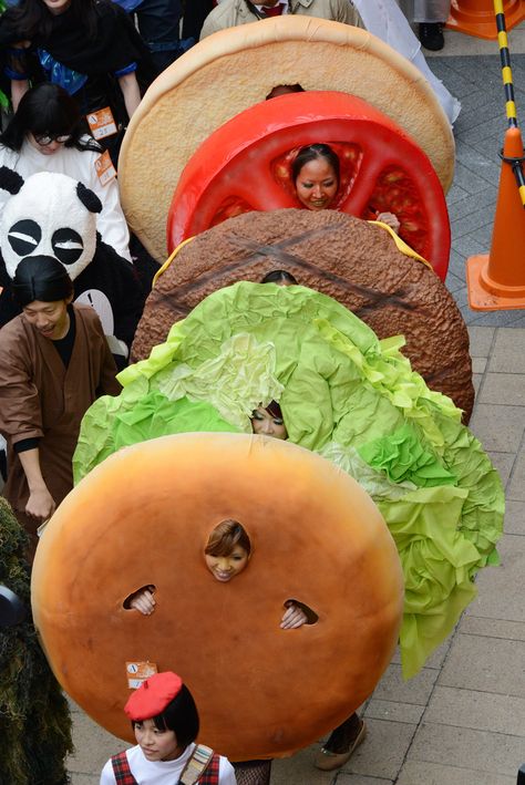 Halloween Costumes: Burger Time. Tree Halloween Decorations, Food Fashion Design, Halloween In Japan, Halloween Around The World, Crazy Halloween Costumes, Food Halloween Costumes, Dollar Tree Halloween Decor, Halloween Decorations Ideas, Spirit Week Outfits