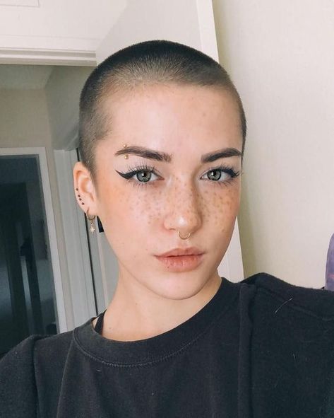 Buzzed Hair Women, Shaved Hair Women, Girls With Shaved Heads, Shaved Heads, Shaved Head Women, Buzzed Hair, Shave My Head, Bald Girl, Woman Shaving