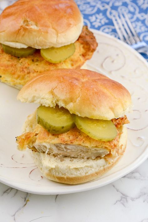 Ninja Foodi And Air Fryer Chick Fil A Copycat Chicken Sandwich Chick Fil A Copycat, Sick Food, Ninja Cooking System Recipes, Hamburger Helper Recipes, Marinating Chicken Breast, Easy Sandwich Recipes, Homemade Coleslaw, Chicken Sandwich Recipes, Homemade Hamburgers