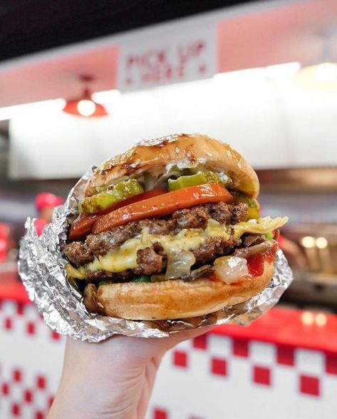 Aesthetic Fast Food Pictures, Burger Content, Fast Food Pictures, Aesthetic Fast Food, Recipes Broccoli, Tasty Dinner, Food Aesthetics, Five Guys, Artist Aesthetic