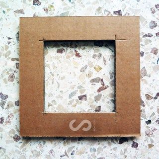 Recycled Crafts Kids Preschool, Diy Photo Frame Cardboard, Cardboard Picture Frames, Wrappers Diy, Homemade Frames, Frames Diy Crafts, Diy Picture Frame, Cardboard Recycling, Diy Photo Frames