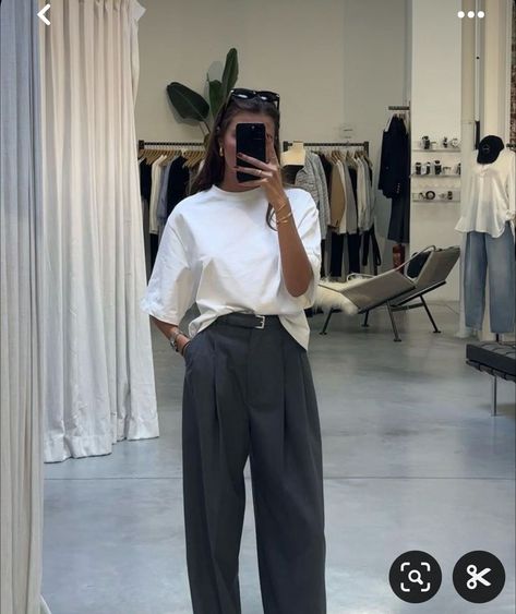 Wide Leg Tailored Pants Outfit Winter, Charcoal Trousers Outfit, Grey Trousers Outfit Summer, Tailored Pants Outfit Women, White T Shirt Aesthetic Outfit, Gray Pants White Shirt Outfit Women, Tshirt Professional Outfit, Business Pants Outfit Street Styles, Summer Job Outfits Casual