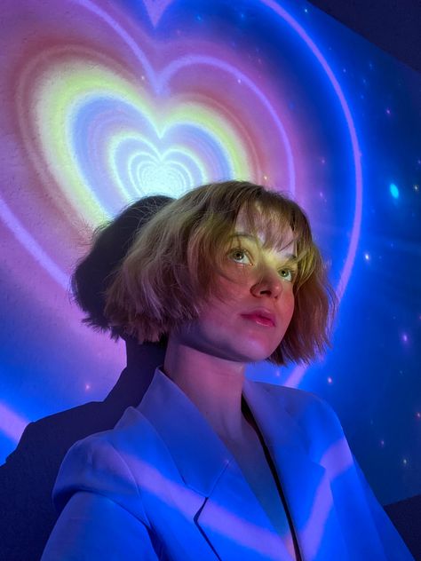 Portrait Background Ideas Photo Shoot, Space Reference Photos, Photoshoot Ideas With Projector, Projector Photography Aesthetic, Portrait Themes, Short Hair Photoshoot, Projector Photography, Hair Photoshoot, Neon Heart