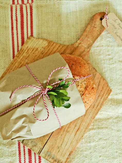 Gift Homemade, Bread Boards, Personal Gifts, Thanksgiving Leftovers, Vintage Gifts Ideas, Homemade Holiday, Holiday Candy, Bread Board, Butcher Paper