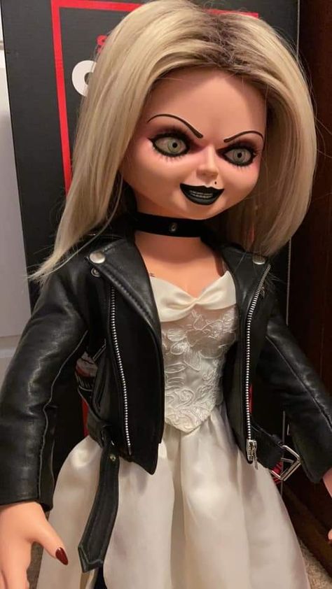 Bride Of Chucky Doll, Annabelle Costume, Bride Of Chucky Halloween, Horror Movie Collection, Tiffany Bride Of Chucky, Tiffany Bride, Chucky Halloween, Happy Halloween Pictures, Chucky Doll