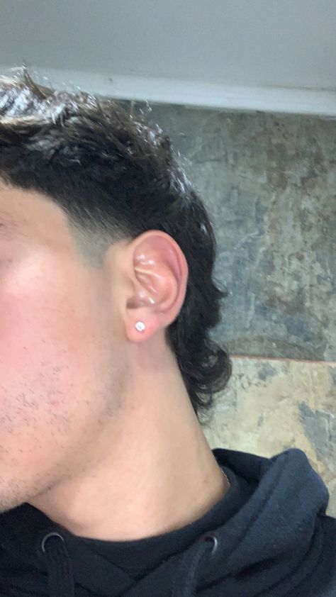 Mens Lobe Piercing, Single Ear Piercing Men, Men Ears Pierced, Ear Piercing Ideas For Men, Men Earings Piercings, Men’s Earrings Aesthetic, Men Ear Piercing Ideas, Guy Ear Piercings, Mens Earrings Aesthetic