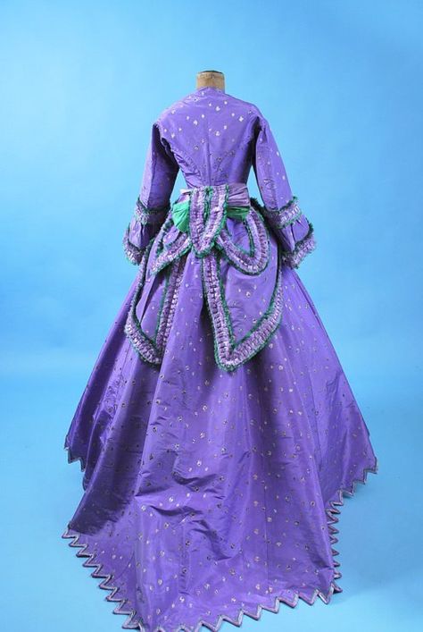 1860 extant lavender gown w/ green trim 1860s Dresses, Lavender Gown, Historical Gowns, 19th Century Women, 1860s Fashion, 1860 Fashion, Victorian Dresses, Historic Fashion, Period Clothing