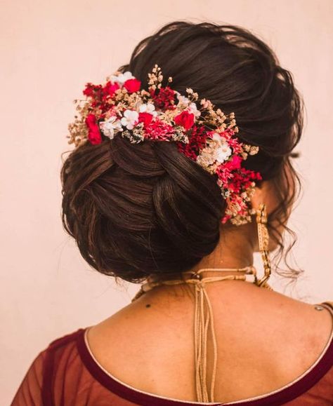 Ditch the same old ponytail and braid, and get inspired with these ten jaw-dropping hairstyles for #Indianweddings. From a retro hairdo to a crimped #hairstyle let’s take a look at what’s trending for long hair. Bridal Hairstyle Indian Wedding, Engagement Hairstyles, Bridal Bun, Bridal Hairdo, Hairstyles Indian, Big Bun, Bridal Hair Buns, Hairdo Wedding, Indian Wedding Hairstyles