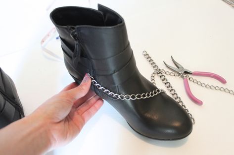 Gothic Things, Boots Diy, Boot Chains, Dark Aesthetics, Jewelry Pliers, Studded Boots, Large Jewelry, Your Shoes, Goth Fashion