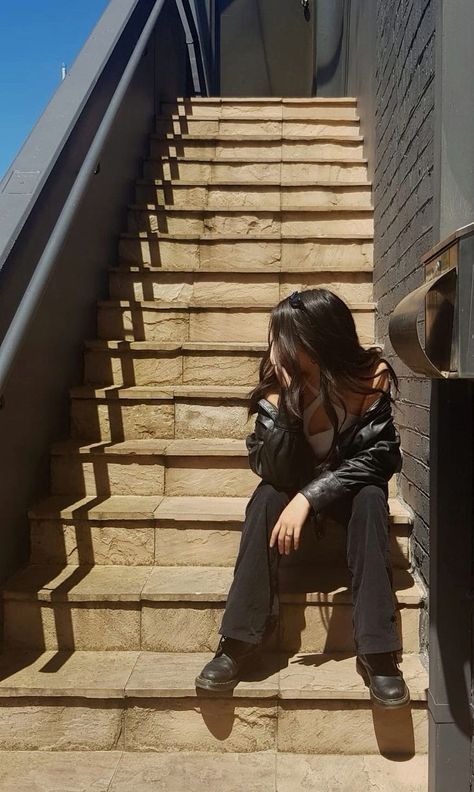 Outdoor Influencer Photoshoot, Poses Inspiration Instagram, Picture Poses Stairs, City Photo Ideas Aesthetic, Pictures On The Stairs Ideas, Photography Stairs Poses, Pose Ideas Instagram Aesthetic, Leather Jacket Instagram Photos, Instagram City Poses