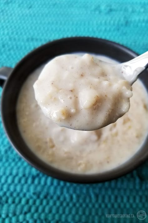 Jamaican Oats Porridge Recipe, Jamaican Black Cake, Cornmeal Pudding, Jamaican Desserts, Oats Porridge, Oatmeal Porridge, Breakfast Oatmeal Recipes, Food For The Soul, Caribbean Homes