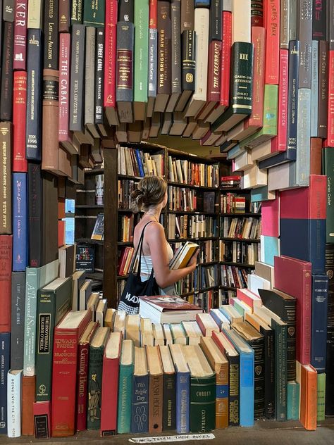 Bookshop Café, Bookstore Design, The Last Bookstore, Library Cafe, Opening A Coffee Shop, Bookstore Cafe, Library Inspiration, Cozy Coffee Shop, Library Aesthetic