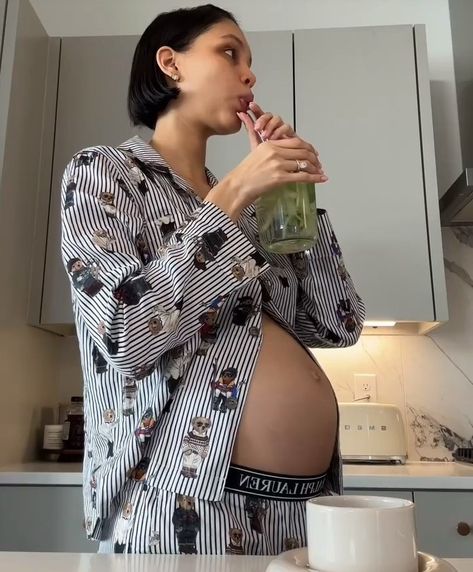 Nara Smith Pregnant Outfits, Nara Smith Pregnant, Nara Smith Outfits, Nara Pellman, Casual Pregnancy Outfits, Pregnancy Fits, Nara Smith, Pregnancy Slay, Family Vision