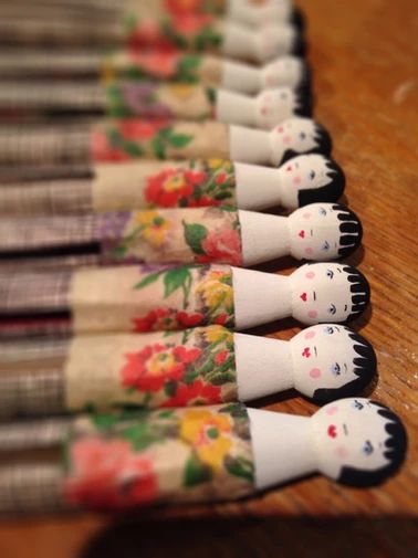 Peglings Sophie Tilley Designs | Gallery Clothespin Dolls How To Make, Cloth Peg Craft, Dolly Pegs Ideas, Vintage Clothes Pin Crafts, Clothespin Art Projects, Painted Clothes Pins Ideas, Clothespin Dolls Diy, Clothespin Crafts Christmas, Pretty Pegs