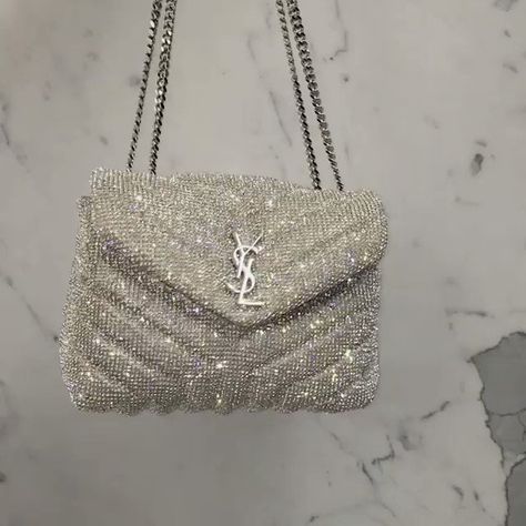 🦂 on Twitter: "That YSL sparkle!!! To die for!!!… " Tas Lv, Tas Chanel, Sacs Design, Tas Fashion, Girly Bags, Fancy Bags, Luxury Purses, Detail Shots, Cute Purses