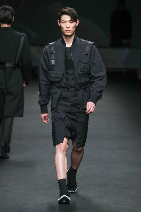 Anarchy Symbol, Futuristic Clothing, Black Wear, Seoul Fashion Week, Seoul Fashion, Cyberpunk Fashion, Male Fashion Trends, Futuristic Fashion, Korean Fashion Trends