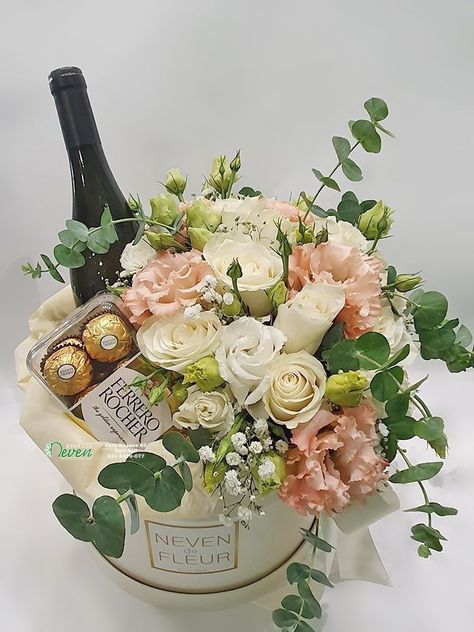 Flower Box Ideas Gift, Wine And Flowers Gift Boxes, Box Flowers Gift Ideas, Flowerbox Diy, Flowerbox Ideas, Flowers And Wine, Valentine Gift Baskets, Fruit Basket Gift, Bouquet Box