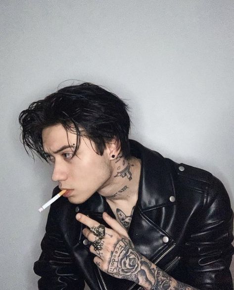 Edgy Boys, Grunge Guys, Bad Boy Aesthetic, Boy Tattoos, Corte De Cabelo Masculino, Male Poses, Pose Reference Photo, Boy Hairstyles, Character Aesthetic