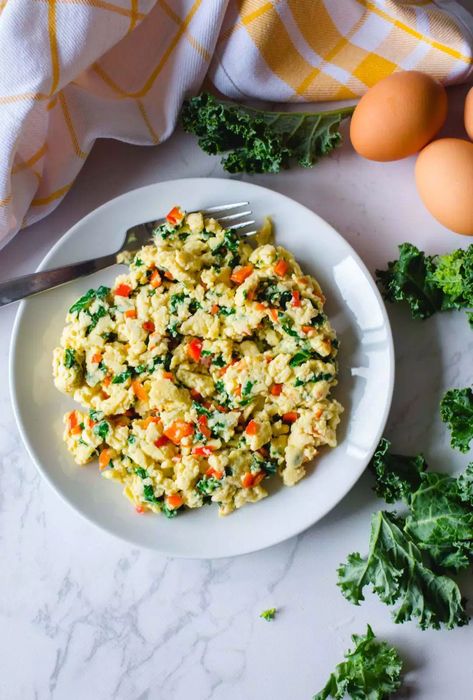 Veggie Scramble, Healthy Era, Eggs And Kale, Creamed Kale, Prepared Eggs, Breakfast Hash, What's For Breakfast, Fried Vegetables, Delicious Breakfast Recipes