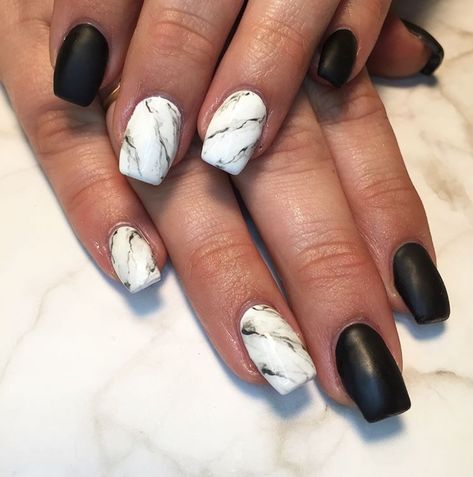 Black and white marble nails White Black Marble Nails, Black And White Marble Nails Short, White And Black Marble Nails, Black And White Marble Nails, White Marble Nails, Black Marble Nails, Nail Tip Designs, New Nail Art Design, Short Square Acrylic Nails