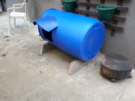 Barrel Dog House, Plastic Drums, Ideas For Dogs, Diy Dog Kennel, Barn Ideas, Diy Dog, Pet Stuff, Dog Kennel, Diy Dog Stuff