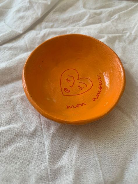 Clay Diy Bowl, Pottery Creative Ideas, Pottery Inspo Aesthetic, Clay Bowl Diy, Pottery Painting Designs Mugs, Keramik Painting, Pottery Painting Ideas Aesthetic, Clay Project Ideas, Pottery Aesthetic