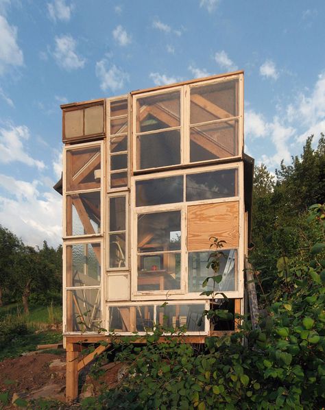 nbhv Tiny Garden House, Old Window Panes, Recycled Windows, Rustic Lake Houses, Tiny House Swoon, Tiny Garden, Stuttgart Germany, Casa Container, Old Windows