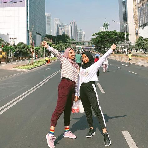 Cfd Ootd, Outfit Jogging Hijab, Ootd Sport, Ootd Hijab Casual Simple, Fake Boy, Ootd Hijab Casual, Hijab Look, Style Hijab, Model Poses Photography