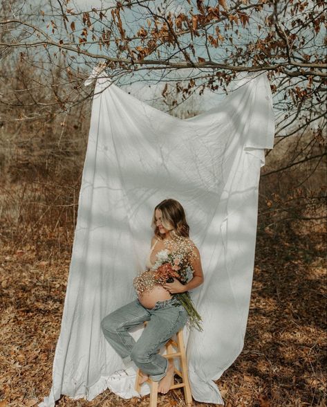 Photo Shoot Poses, Maternity Shoot Outfit, Maternity Picture Outfits, Baby Bump Photoshoot, Maternity Photoshoot Ideas, Pregnancy Photo Shoot, Maternity Photography Poses Outdoors, Baby Announcement Photoshoot, Pregnancy Belly Photos