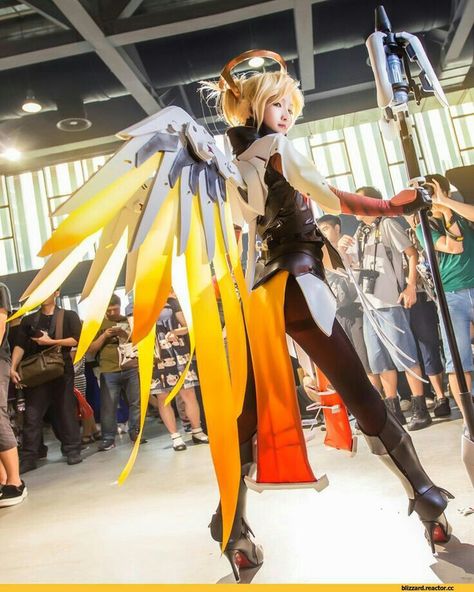 Mercy Cosplay, Overwatch Cosplay, Mercy Overwatch, Video Game Cosplay, Epic Cosplay, Creative Costumes, Blizzard Entertainment, Cosplay Tutorial, Fitness Leggings