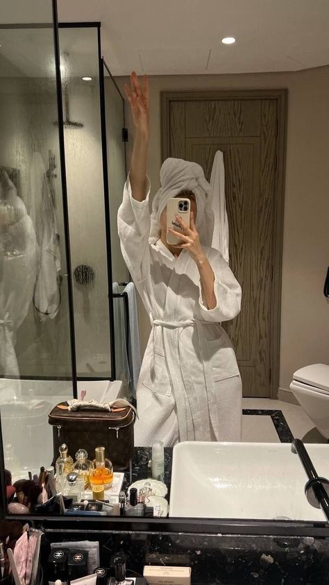 Shower Routine Pictures, Hotel Aesthetic Bathroom, Hotel Stories Instagram, Foto Hotel Aesthetic, Hotel Room Picture Ideas Instagram, Hotel Picture Ideas Instagram, Bathrobe Aesthetic, Room Mirror Selfie, Mirror Selfie Instagram Story