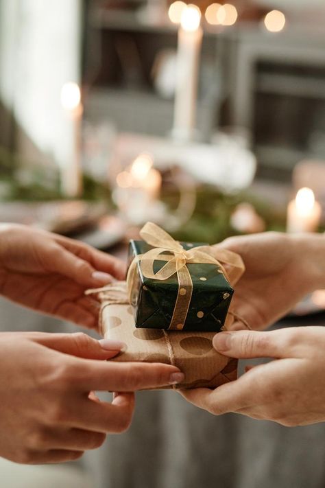 Christmas Gift Exchange Ideas, Christmas Gift Photography, Pink Christmas Table, Gift Exchange Ideas, Gift Exchange Games, Swap Gifts, Christmas Gift Exchange, Toddler Christmas Gifts, Creative Christmas Gifts