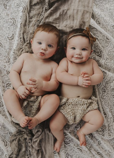 Twin Photo Ideas, Sister Photo Ideas, Milestone Ideas, Twin Baby Photography, Twin Pictures, Twin Photography, Twin Baby Boys, Milestone Photography, Twin Photos