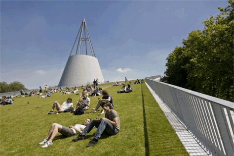 Relaxing atop the Delft University Library greenroof, Photo Source: Mecanoo Tu Delft, Dunes House, Spain Design, Roof Architecture, Shed Roof, Roof Garden, Roof Design, Green Roof, Landscape Architect