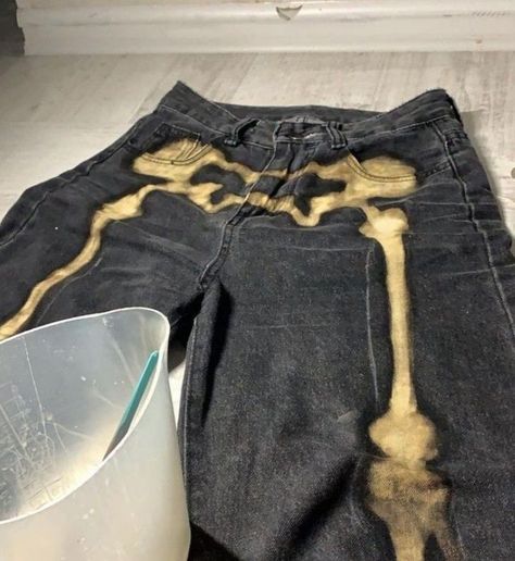 Bleach Mushroom Pants, Fabric Marker Ideas Jeans, Jean Bleach Designs, T Shirt Bleaching Ideas, Bleached Shirt Ideas, Diy T Shirt Ideas, Bleach Clothes Design, Bleach Art Clothes, Punk Embroidery