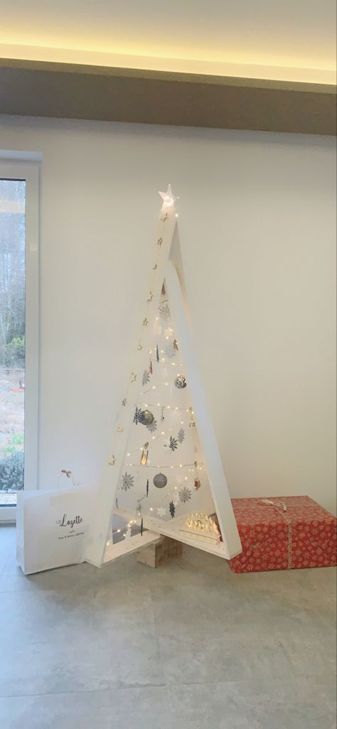 Cat Proof Christmas Tree, Christmas Star Crafts, Wood Christmas Trees Diy, Wooden Christmas Trees Diy, Christmas Tree Gifts, Tree Gifts, Wall Christmas Tree, Wooden Christmas Decorations, Pallet Christmas