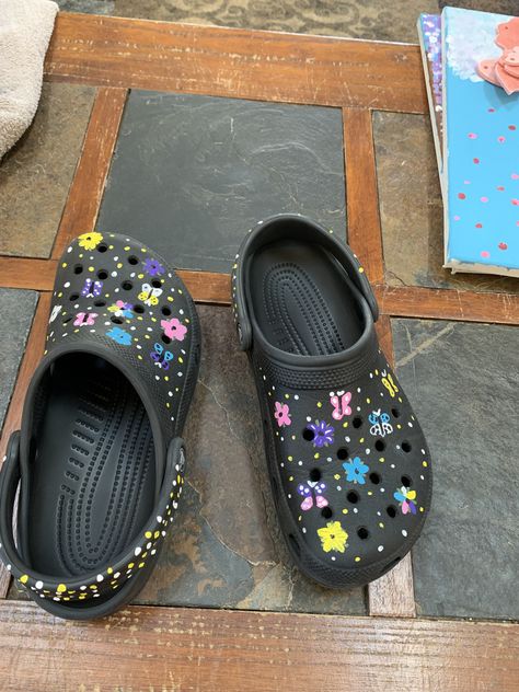 Custom Painted Crocs, Crocs Painting Ideas, Painted Crocs, Crocs Ideas, Custom Crocs, Chocolate Dishes, Custom Shoes Diy, Shoes Diy, Diy Shoes